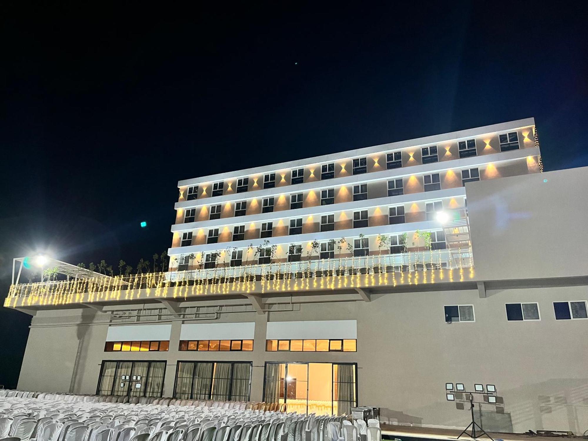 Vits Satyajeet Karad Hotel Luaran gambar